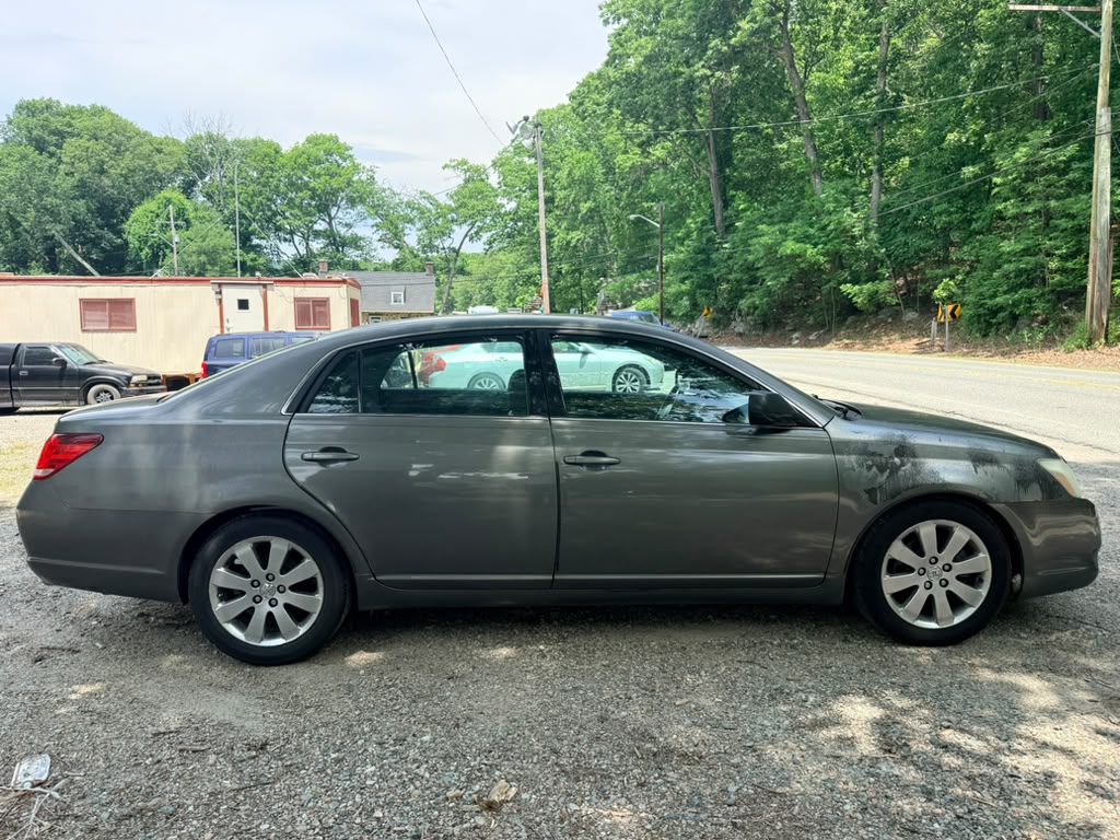 2005 Toyota Avalon XL - Image 1