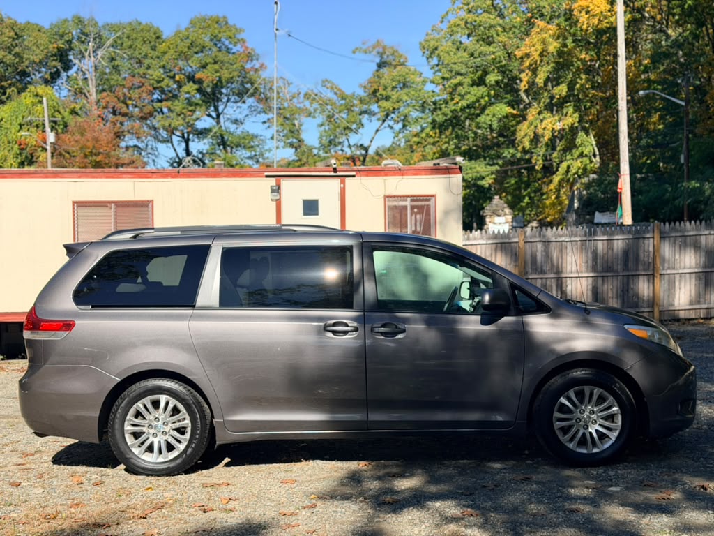 2013 Toyota Sienna XLE - Image 2
